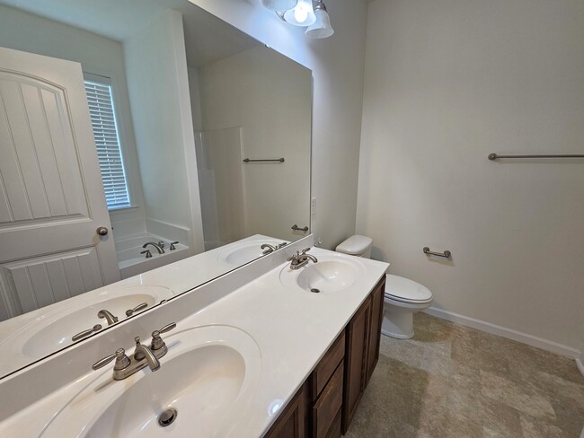 Building Photo - 185 Bur Oak Dr