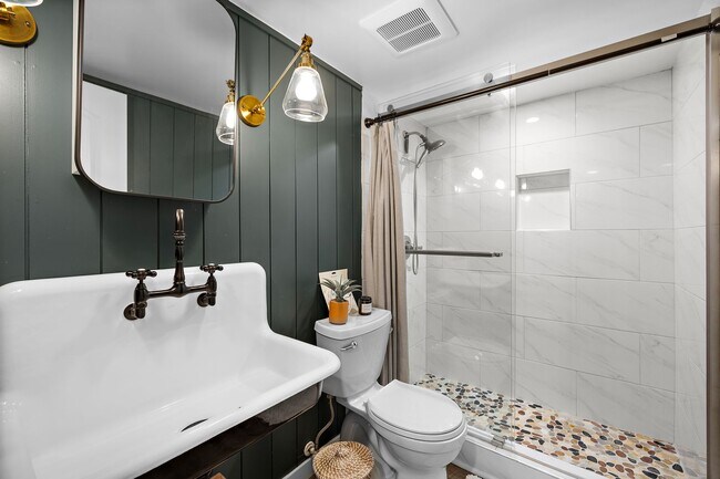 Building Photo - Beautifully Remodeled Rossmoor Home in a P...