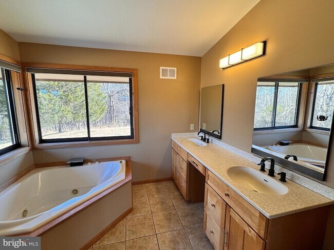 Building Photo - 72 Jordans Rd