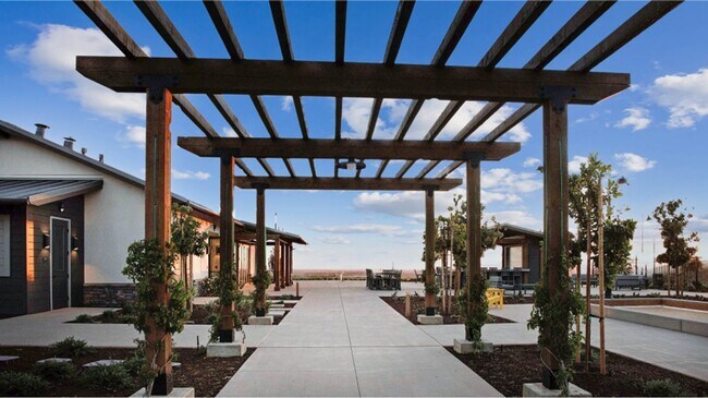 Building Photo - 5 Bedrooms Home in Russell Ranch