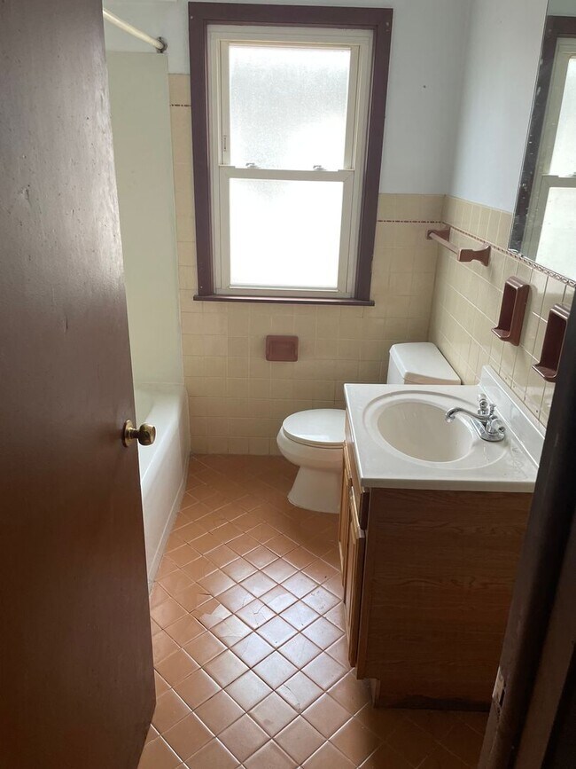 Primary Photo - Newly Renovated 3-Bedroom Upper Flat Near ...