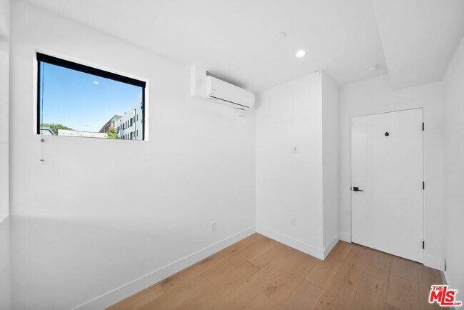 Building Photo - 733 N Gramercy Pl