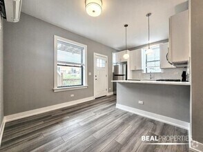 Building Photo - 2 bedroom in CHICAGO IL 60613