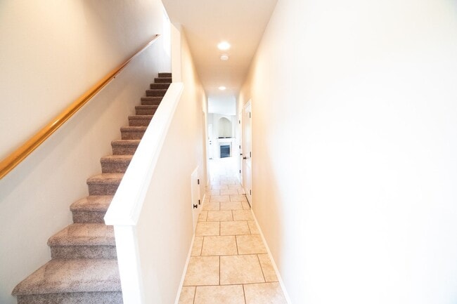 Building Photo - Newer Construction Townhome in Canby