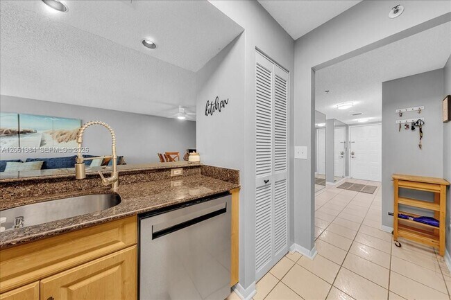 Building Photo - 2240 N Cypress Bend Dr