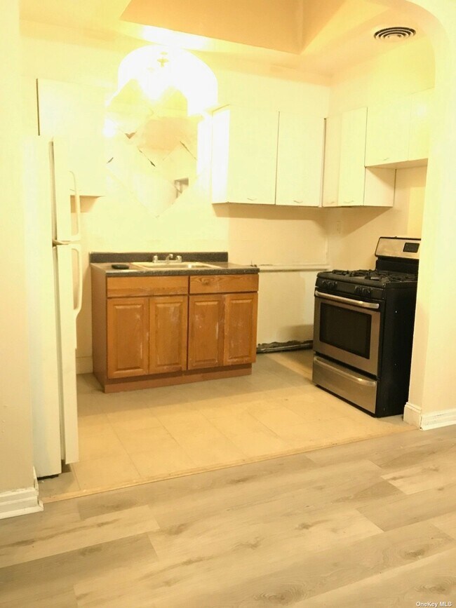 Building Photo - 114-60 Van Wyck Expy