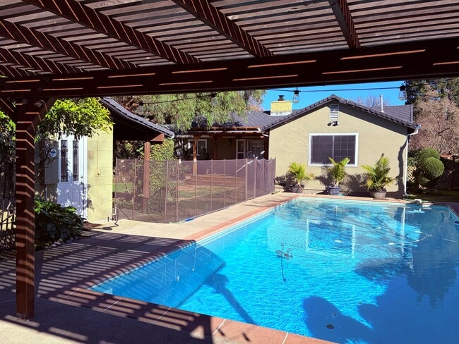 Building Photo - 2 Bedroom home, plus ADU, in Little Pocket