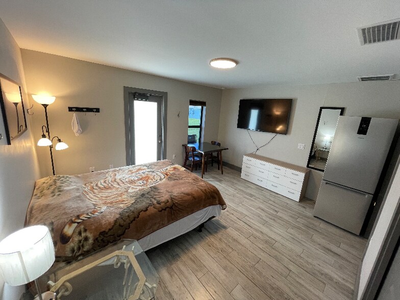 Building Photo - 2116 NE 8th Pl