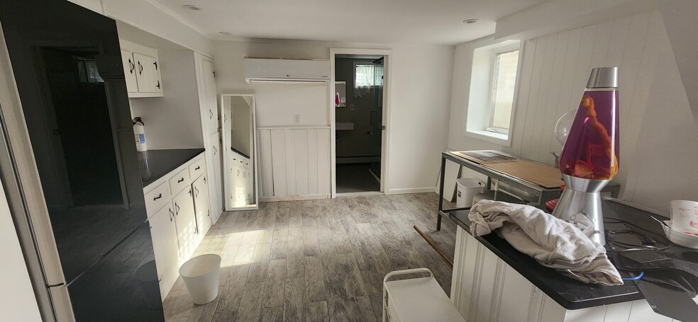 Building Photo - 1984 Front St