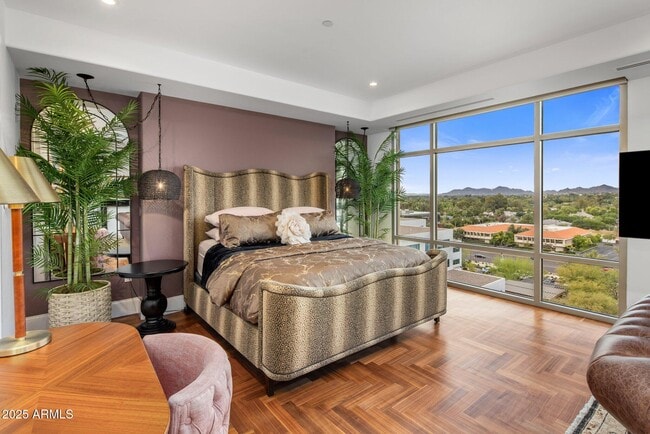 Building Photo - 2211 E Camelback Rd