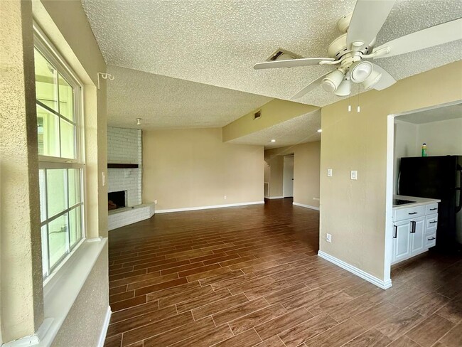 Building Photo - 8818 Fern Valley Dr