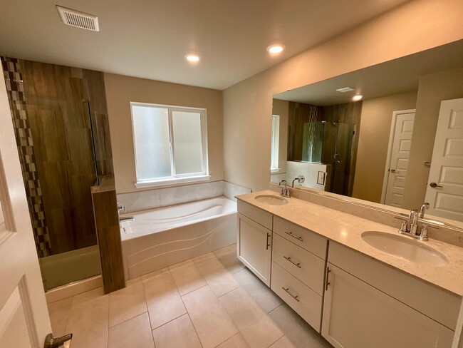 Building Photo - Beautiful and Modern 4-Bedroom Home with S...
