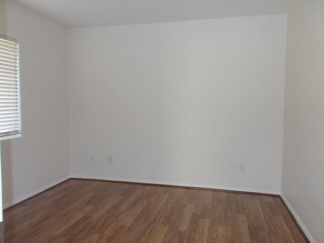 Building Photo - Come live the Las Vegas dream!