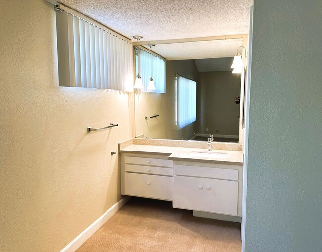 Building Photo - Spacious and Well Maintained 4 Bedroom Hom...