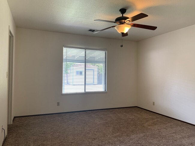 Building Photo - Make this your new home!