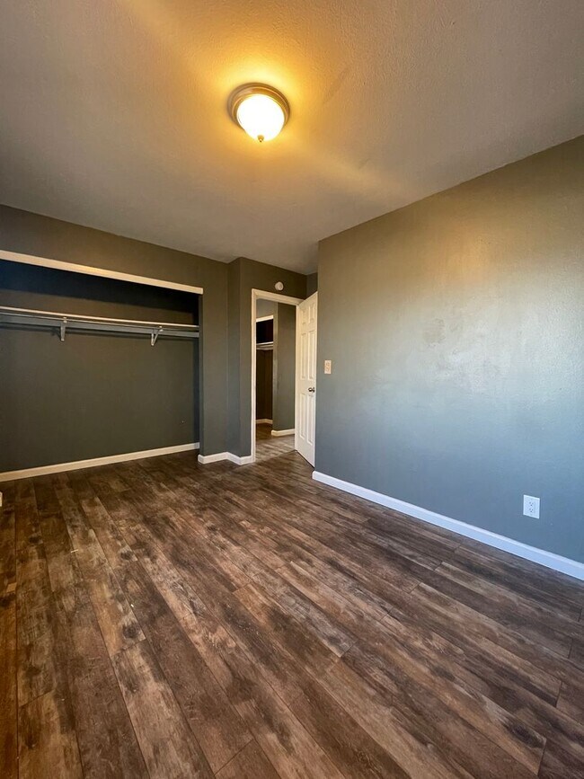 Building Photo - 4 bed 2 bath Home Perfectly Located