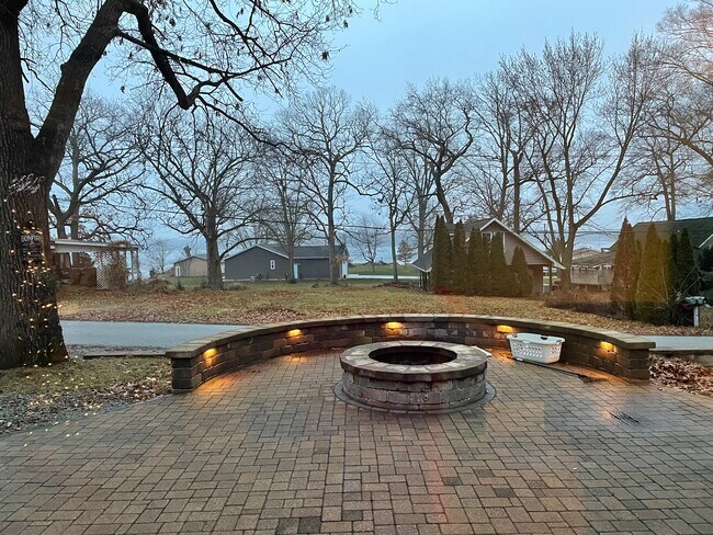 Building Photo - 8228 N Tippecanoe Dr