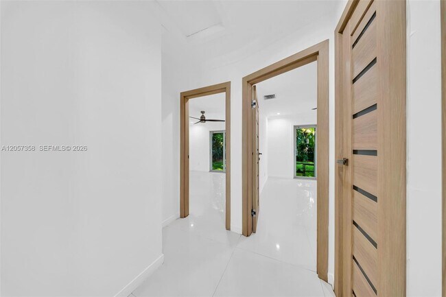 Building Photo - 1104 NE 85th St