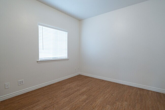 Building Photo - 2 WEEKS OFF SPECIAL..BEAUTIFUL 4 BED 3 BATH UNIT!!!!!