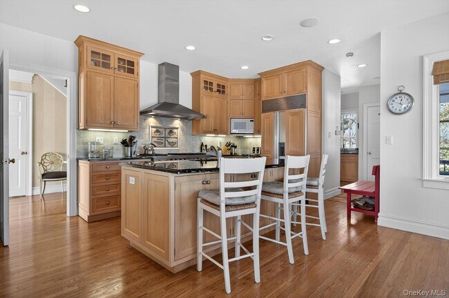 Building Photo - 336 Centre Island Rd