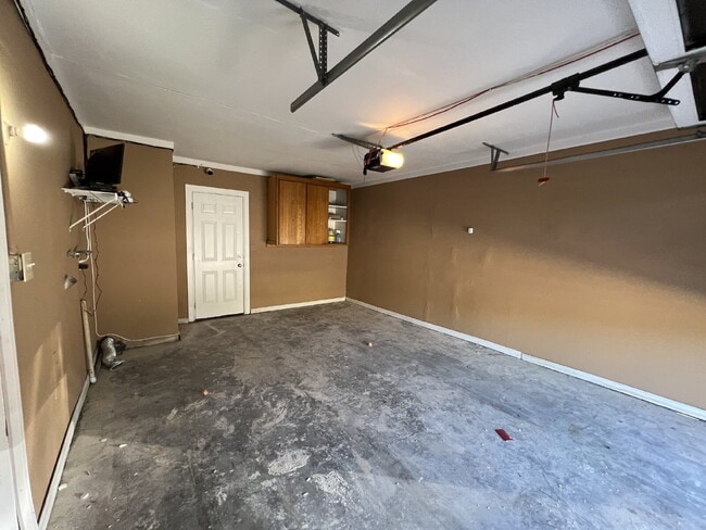 Building Photo - 2 Bedroom | 1 Bathroom | Single Family Home with Garage