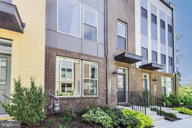Building Photo - 5004 Oakmoore Dr