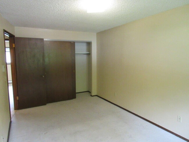 Building Photo - Beautiful 2 Bedrrom, 1.5 Bathroom Condo