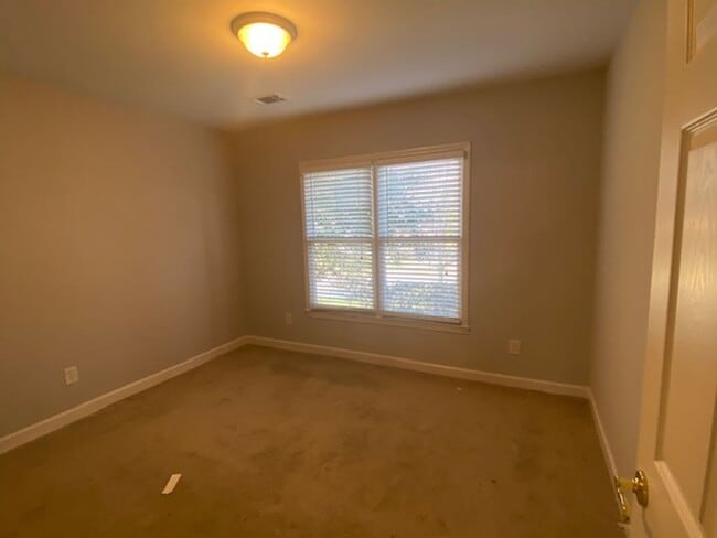 Building Photo - Coming Soon! Great home near the lake and ...