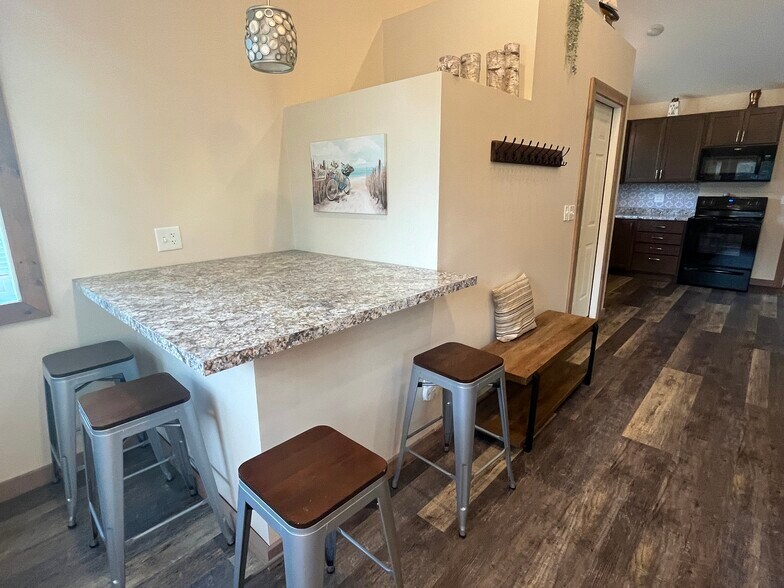 Breakfast nook/dining space - 6023 Barnhart Rd