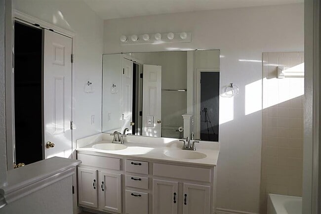 Building Photo - 805 Settlement St