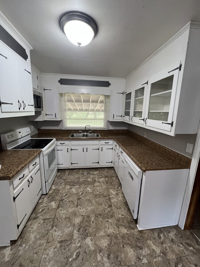 Building Photo - 206 Greenview Dr