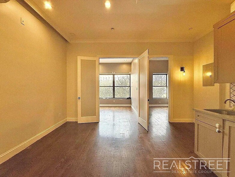 Building Photo - Myrtle Avenue