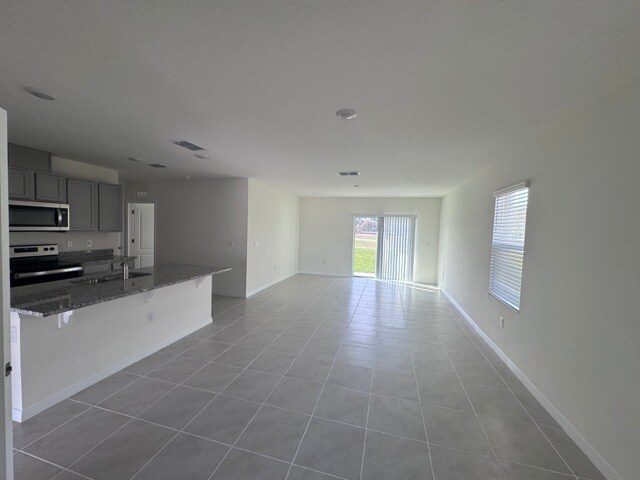 Building Photo - 2309 Hidden Palm Dr