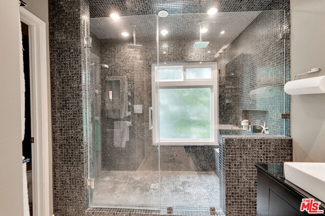 Building Photo - 13563 Contour Dr