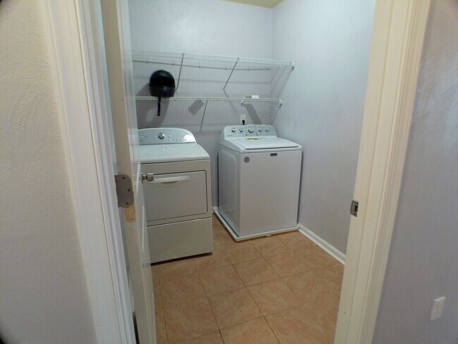 Building Photo - Gorgeous 3 bed 2.5 bath single-family home...