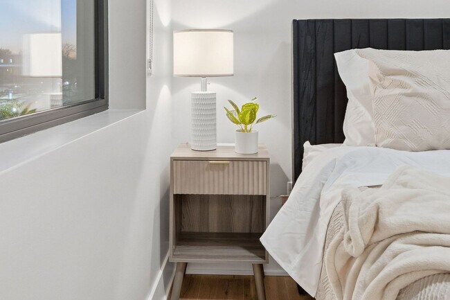 Building Photo - 6044 N Winthrop Ave