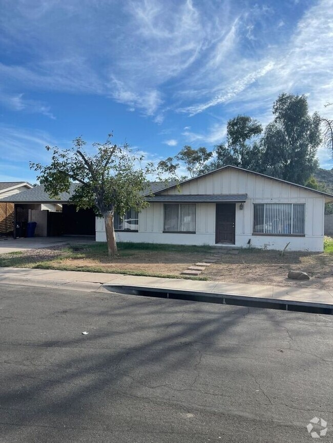 Building Photo - COMING SOON! 3 Bedroom/ 2 Bath with Conven...