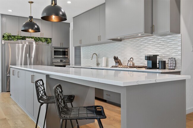 Building Photo - 4305 Roseland Ave