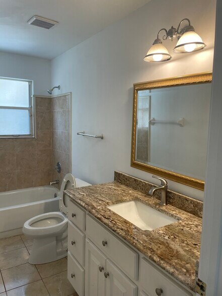 Building Photo - 1902 Ashmore Green Dr