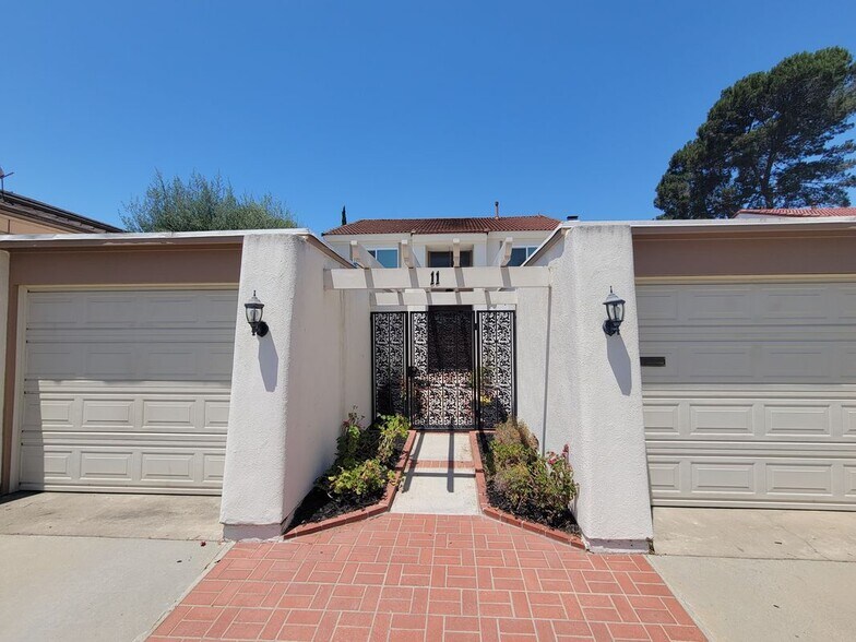 Building Photo - 11 Meadowsweet