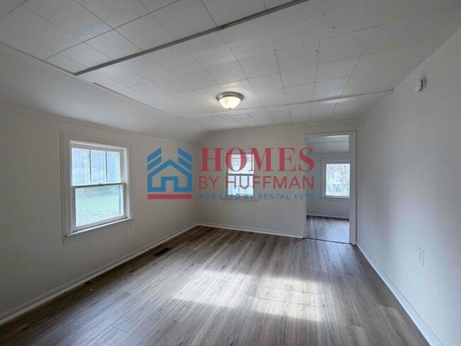 Building Photo - Two Bedroom House | Large Lot | Detached Garage