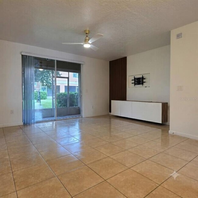Building Photo - 1561 Chelsea Dr