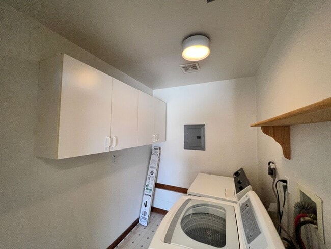 Building Photo - BEAUTIFUL Mountain Home