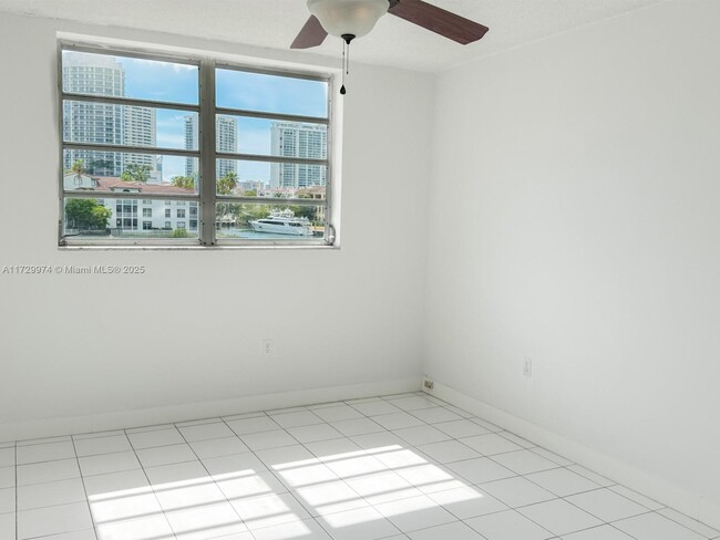 Building Photo - 2980 Point E Dr