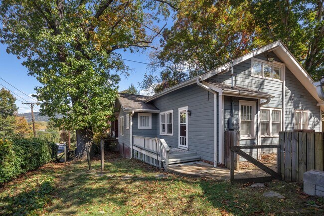 Building Photo - Charming Craftsman Home in Montford