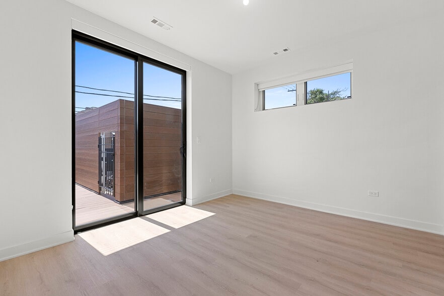 Building Photo - 1800 W Grand Ave