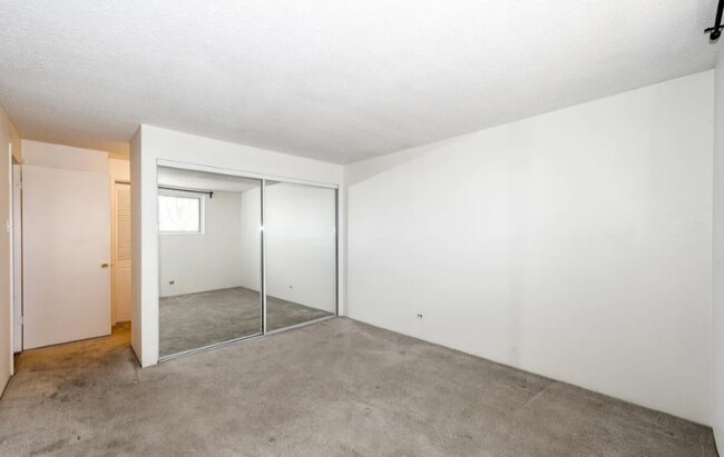 Building Photo - 2325 S Linden Ct