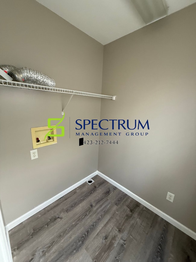 Building Photo - 2 Bedroom 1.5 Bath duplex with basement garage.