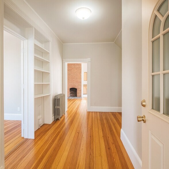 FOYER - WELCOME HOME! - 89 Grant St