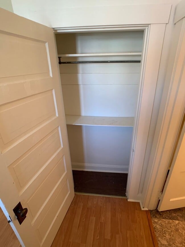 Building Photo - Cozy 1-Bedroom House With Garage!!